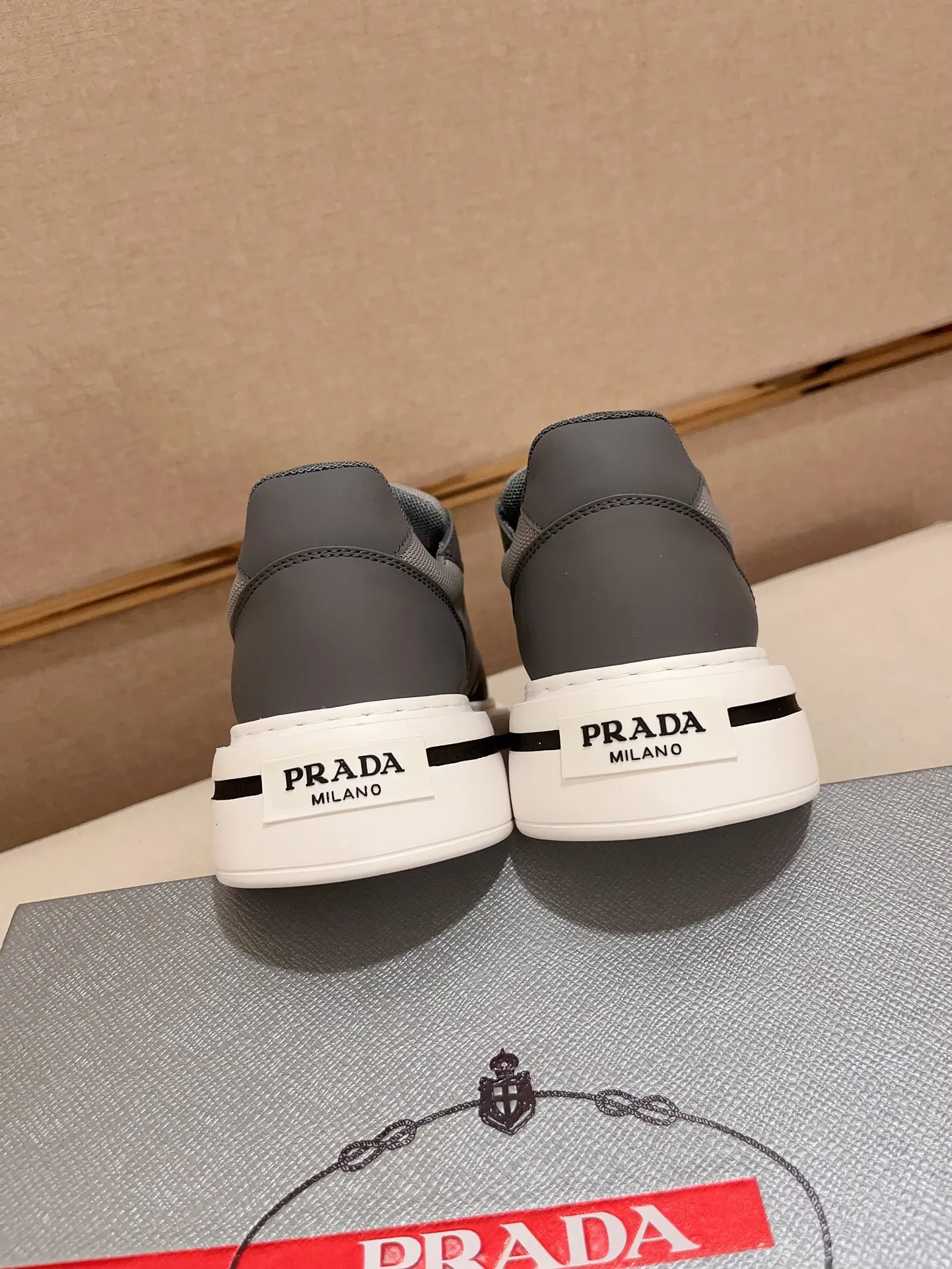 Men's shoes 💰 580💰 ✔️✔️✔️High-quality new PRADA counters are launched at the same time. The new men's shoes and 😘fabrics are selected from first-layer cowhide and are made by pure handicrafts. Lining: Full cowhide lining. 👍🏿 High-end ☄️ air-cushion molded anti-slip rubber outsole, exquisite lines, simple and elegant, comfortable and high-end for leisure travel. Code number: 38 to 44